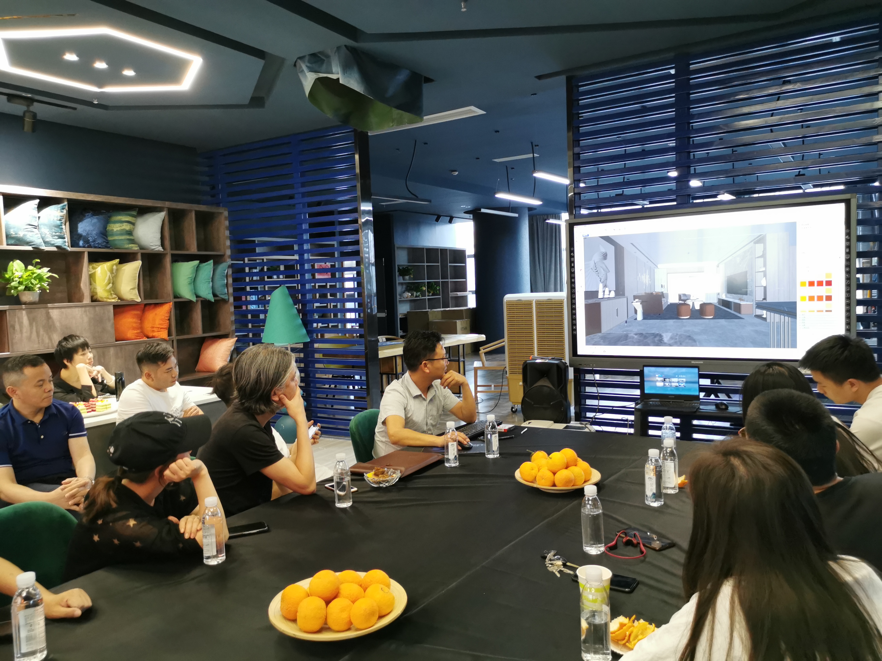 主题：SU草图渲染与后期制作
张立均老师对软件操作进行了详细的讲解
SketchUp为基本软件用于模型绘制
Enscape为插件 用于灯光环境调试，动画输出
万兴喵影 为视频剪切软件
所有软件都是为了更好的表现设计意图
由于都是讲解软件上的操作
在此就不多说