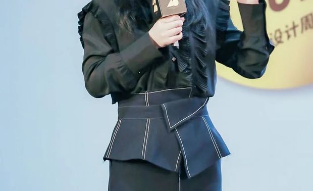 ▲ 分享现场

在随后的40under40省际设计杰出青年的颁奖典礼中，余颢凌作为颁奖嘉宾，为新生代的四川、重庆、新疆、广西设计力量们颁发荣誉。其中包括两位来公司第二品牌尚舍生活设计的设计师，助力年轻设计师成长在公司的战略布局上一直都是重心所在，用心播种，必有收获。