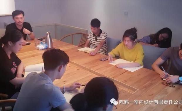 头脑就像一个密集的网络，有许许多多事实性的知识。CHY的设计师们在学习新的知识的同时，将已有的旧知识建立密切的联系。对于室内设计的定义有了更深刻的理解。CHY设计师对于居住空间环境的设计，办公室空间环境设计，公共空间环境设计等有了更多的独到的见解和设计的思维。