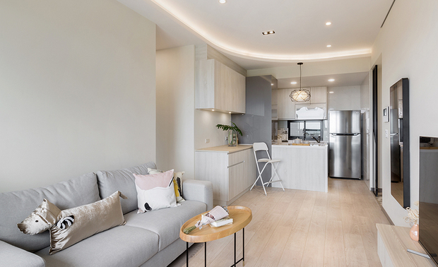 
客厅
Living room

客、餐厅之间的牆面，预留一处装设女主人的科技健身镜，方便居家运动；一旁的电视牆则大量留白，仅于临窗处设置一座高柜摆放书籍，呈现清爽画面配衬窗外美景，对面选用沉稳的灰调沙发，与后方的浅灰绿背牆相互呼应。

Leave a metope of the living-dining area for the hostess to mount a fitness mirror to take exercise at home. In addition, set up a plain TV wall and fix a high cabinet near the window to pile up books, presenting a clean and fresh look to work in concert with the beautiful outdoor scenery. Also, arrange a neutral gray sofa to complement the light grayish-green back wall.
