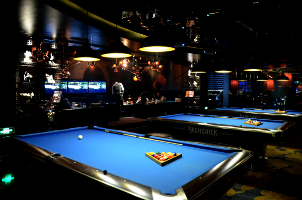 编者按：
人的灵魂都有着无限想象的可能，人们越来越喜欢具有想象力的作品。尤其在这样的休闲娱乐空间中，更多是时尚、热情的年轻人聚会的场所，而他们强烈的渴望无拘无束、自然而然、激情澎湃、品味高贵，

而黄永才先生不仅满足了年轻人的这些需求，还赋予了空间文化的生命力，能把这些有机结合在一起，没有对设计的无限追求，没有专注于设计技术和设计理念，这些设计效果是不可能实现的。
