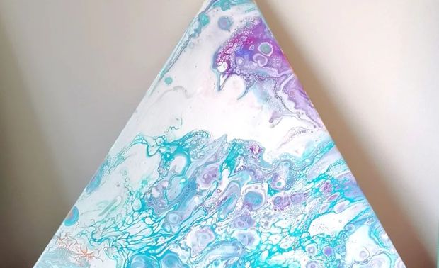 ▲设计师沈鹏赠予业主自创画作



03. 拥抱生活，热爱家
作品名称 - 拾光
项目面积 - 113㎡
设计团队 - 胡星、邹敏
入住时间 - 2年半

上一次拜访小禹一家是在今年的4月，时隔半年，我们带着节日的问候再次来到这个温馨而快乐的家中。两年前为小禹设计装修新家，年轻夫妻开启了幸福的生活。现在家中又迎来了可爱的小宝贝，我们感慨时间的流逝，也为小禹的美好生活感到欣慰与开心。