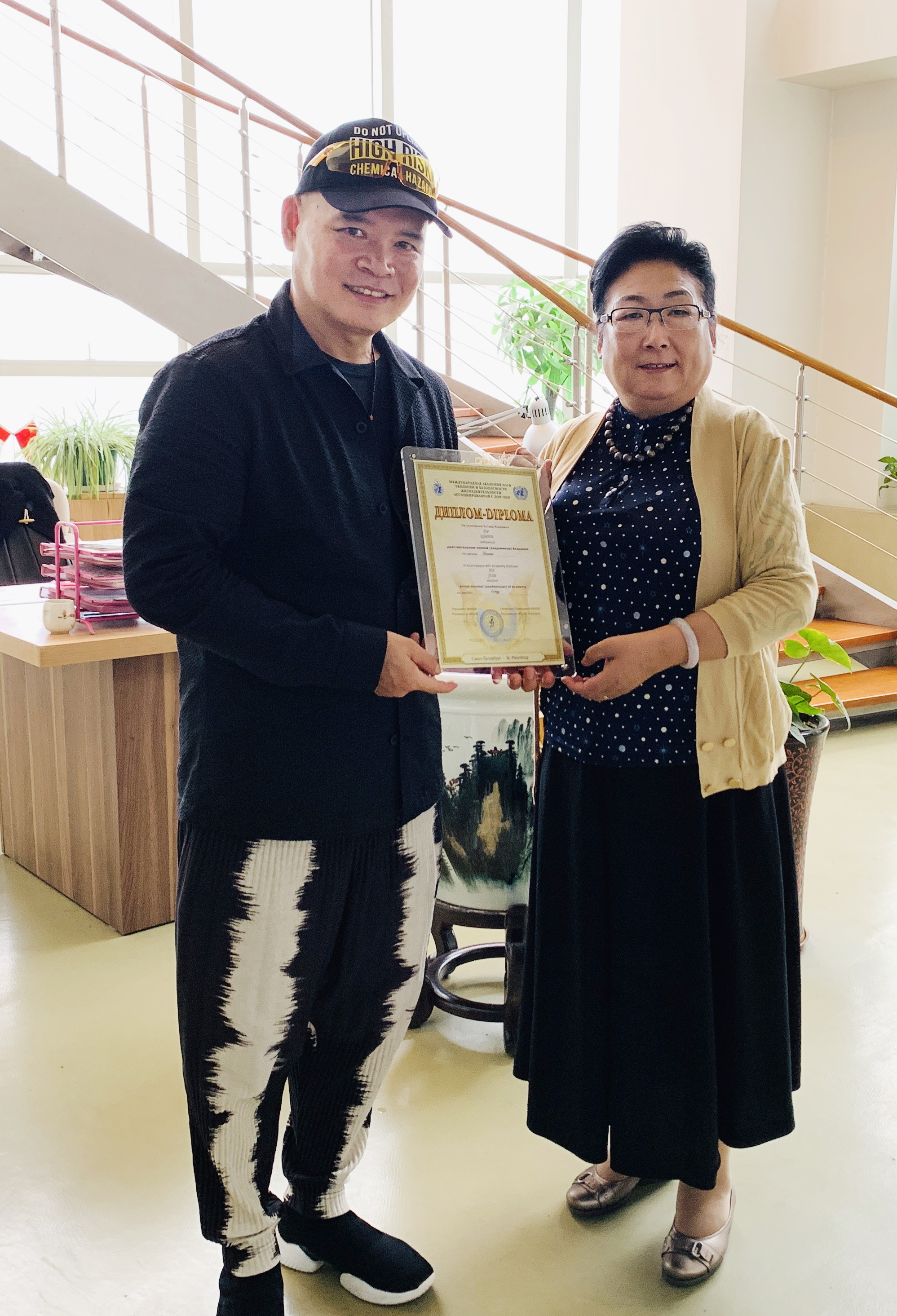 與聯合國—國際生態生命安全科學院院士、中國發展經濟戰略研究委員會常務理事 龔巧玉院士（右一）合影