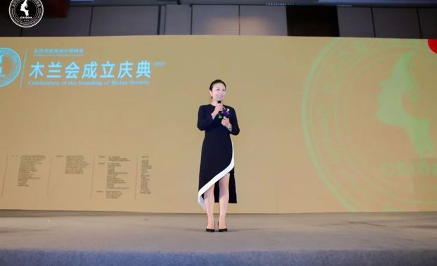 成都木兰会流传着一句话:如果说“女人是水做的”,那么木兰会的设计师就是“水泥”做的,她们独立自主、勤奋果敢、坚毅奋进,上得了厅堂,下得了工地,每一个优秀作品的背后都凝结着她们艰辛的付出。每一位独立自主女性设计师都值得更好的舞台。