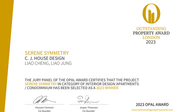 
本文由OPEN编辑部撰写

OUTSTANDING PROPERTY AWARD LONDON,OPAL（英国伦敦杰出地产大奖）由全球知名企业集团Farmani Group组织，并以招揽全球最佳建筑师、室内设计师与房地产开发商为目标，在创造异业菁英联合平台的同时，找寻各地最富创造力、革新感、社会影响力与永续性的设计方案。参与者有机会替自己最新颖的企划，博得国际能见度，并且和产业的先驱及专业人士进行交流。

延续杰出的意象式设计手法，峥嵘设计 廖峥 廖嵘 设计师 将抽象的沉稳、宁静之感，透过深色调、石纹、木质转译为具体居家环境，搭配镜面、铁件的俐落线条和多层次光泽，为家宅《沉萃衍叙》挹注现代时尚风范，深得赛事评审们讚赏，收穫「Winner」佳绩！
