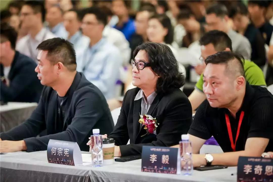 活动现场，艺鼎设计创始人王锟先生与深圳市室内设计师协会执行会长赵庆祥先生、PALD esign Group 设计董事何宗宪先生、满京华国际艺展中心副总经理龙振华先生、诺克照明董事长李昕先生等行业精英及著名设计师，共同为诺克全球灯饰艺术馆启幕大典剪彩，一起见证诺克全球灯饰艺术馆华丽盛放!