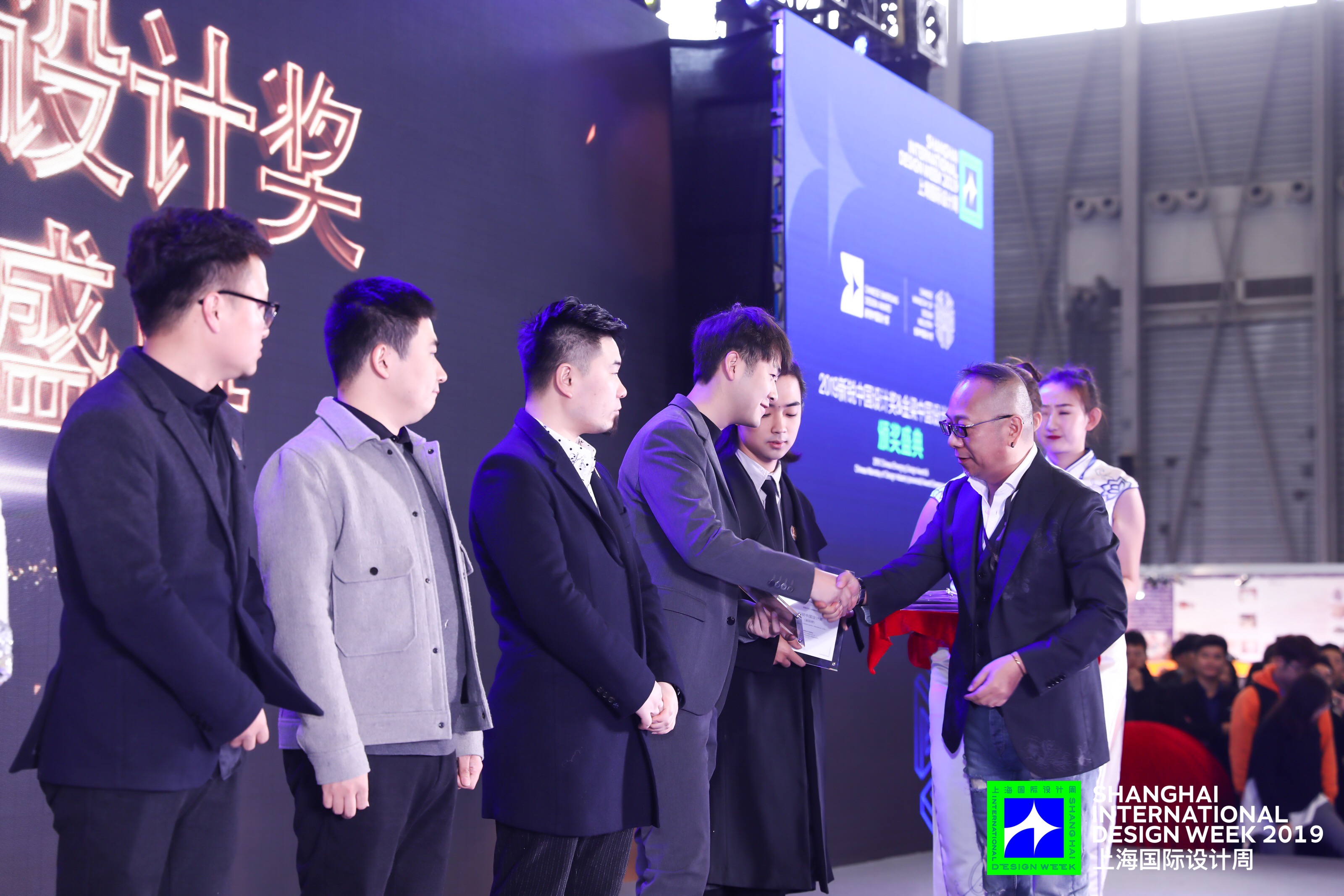 在本次上海国际设计周，隆重发布了未来之星中国设计奖、新锐中国设计奖、金梁中国设计奖城际榜单、省际榜单、全国榜单。蔡鸣先生作为评审专家为各优秀获奖者颁奖。