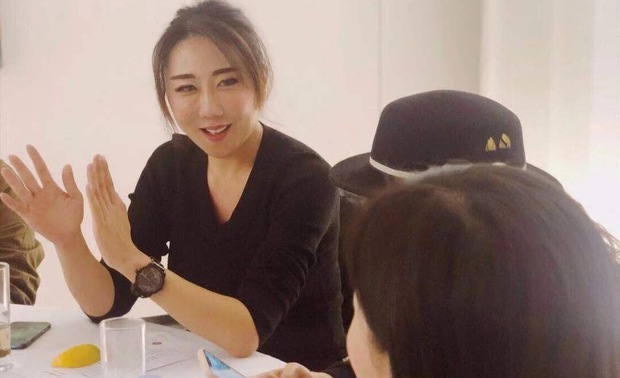 王瑞（艾荷瑞设计创始人）

“设计亦是学习，每个人都是一本书，都值得你去阅读。”

王瑞老师也是美术科班出身，毕业后就去荷兰留学学习空间设计。王瑞老师及其擅长色彩的运用，而她的客户以女性企业家为主，女性是感性动物 ，很容被色彩打动，所以在设计过程中她交到了很多好朋友。王老师喜欢梵高源于信仰，梵高的色彩影响了现代绘画和艺术设计，她认为文化跟内心和灵魂息息相关，每个人的一生都是历史书。王瑞老师最近在做道观的设计，通过项目她结识了一位师傅，师傅教会她人的福德和人的才华是平衡的。内心能容纳多少，你的福德就有多少。你的福德到了，你的才也就到了。在这些年的设计生涯中，王老师敬佩她的客户，她抱着感恩的心觉得在与客户的交流中可以学习到很多东西，学到成功人士的人格魅力，学会为人为事的道理。设计这份事业的快乐，使人越来越豁达，内心的包容性越来越强。