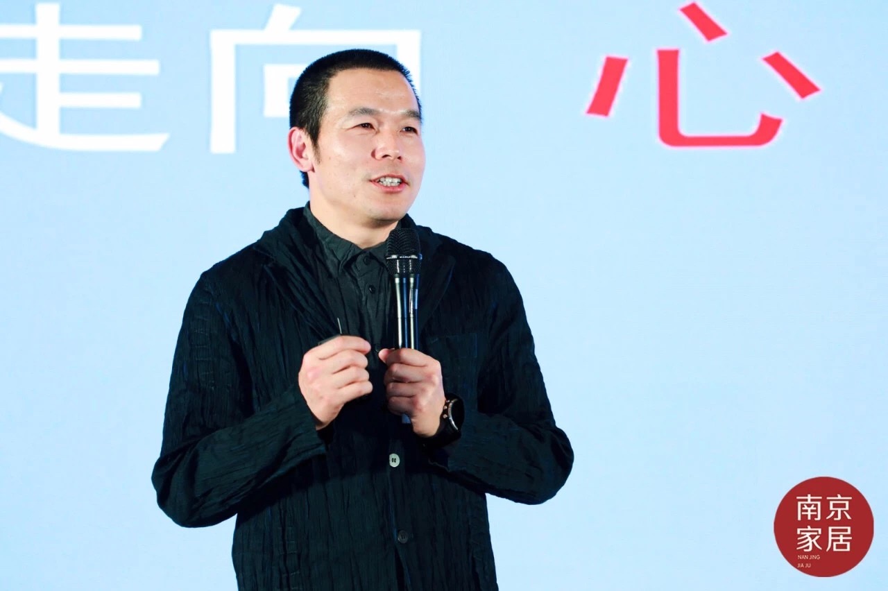 本次活动特别邀请北京意地筑作装饰设计有限公司/设计总监—连志明先生，作为压轴嘉宾，他回顾自己25年的行业经历、25年的设计心路，做了最走心的分享交流。他认为建筑设计的意义不是屋顶与墙壁，而是生活在其中的空间，因为精彩与绚烂只存在于空间与生活方式之间。
在连志明老师令人意犹未尽的设计分享之下，活动也到了尾声。掌声连绵之中，本次金堂奖南京站启动礼圆满落幕。
南京家居平台，作为金堂奖南京站的执行机构，未来也会不断通过分享、研讨等活动方式，为南京设计师搭建可以学习交流提升并释放其价值的平台，持续为南京设计师发声。