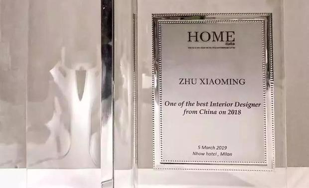 近年来中国设计在国际舞台上屡获肯定，其影响力也与日俱增。idG 设计机构 创始人 / idG·意内雅空间设计 创意总监 执行董事 朱晓鸣，作为中国80后优秀设计师代表，受主办方 HOME ITALIA的邀请出席本次活动，并被授予“One of the best Interior Designer from China on 2018” 荣誉称号。