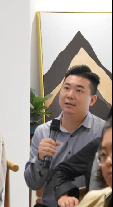 劳马设计陈友志重点了解了卫生间门的情况,认为如何在确保防腐、防潮的情况下,确保风格一体化是很重要的。
3
现场花絮
设计师们不仅围绕着家庭噪音问题展开了激烈的讨论,也现场参观了TATA木门的最新产品,并为商家提供了不少设计新思路。