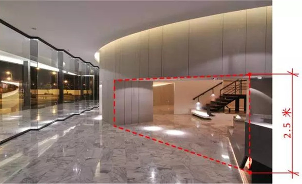 ▲图为：[远雄新都销售中心]室内中庭空间

由于拆除了中庭中所有建筑，大胆的浪费这部分空间，予以留白，反而使得此空间拥变化的可能性，也带来很多惊喜。

这里曾举办了艺术沙龙、小型音乐会、派对、春夏新装发表会，中庭的设计使得这些活动的品质得到了很大的提升。不仅形式上让人有西方时尚与雅致的体验感，功能上也起到了很大作用。

中庭的设计既具有了多功能厅的功能，也为进入到另一个空间起到了更强的氛围营造与心理过度。