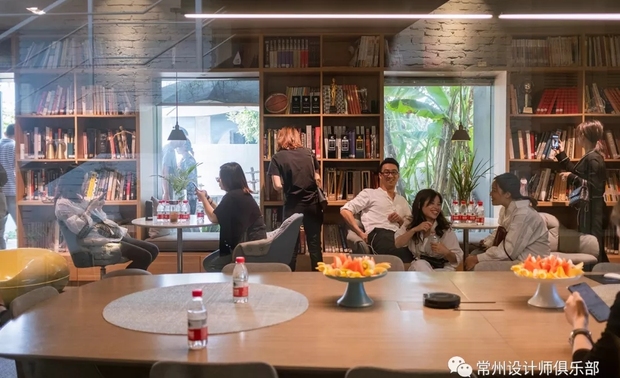 设计师行走其中，在后现代风格的空间内参观漫步，感受它的开放创新，每一个微小的细节都带来不一样的灵感。为表现纯粹素雅又不失矛盾的空间印象，色彩中用了对比强烈的黑白灰色系，材料的应用上大量使用回购的老木板、钢板、旧砖，拉大材质间的对比反差。