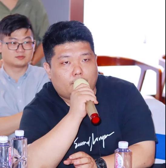 涂胜进
好易居装饰设计总监
我们设计的第一课,就讲到一个原则,Keep it stupid and simple,意思就是设计就是要简单易操作。其实,电器的原理也是一样的,要让人便于操作,“傻瓜”易懂。
可以说,现在的厨电确实彻底改变了我们的生活方式,像松下冰箱这个可调节温度的功能,像韩国有专门的泡菜冰箱,这都是因人们的生活方式而生的。