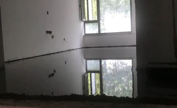 工地二楼操作的是水泥自流找平工艺，是为保证地板基层平整度，避免后期地板起拱起翘，藏灰以及与踢脚线产生缝隙。
