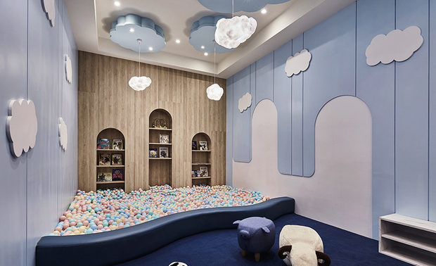 
游戏室
Playroom

天蓝色系佐以云状块面，大方显露木作造型游戏室的童趣景緻，当中开放的球池，让宾客在洽谈中，亦能直接看望嬉戏中的孩童。

The sky-blue color scheme and cloud-shaped craftworks artfully create the childlike ambiance of the wooden playroom. And the open-concept ball pool lets the clienteles can look after their children while having discussions.
