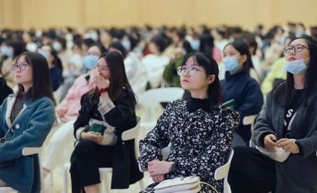 
余颢凌分享了自己的设计经历，并将之总结为“三个七年”，结合自己的亲历故事，从创业到进入企业再到自己创办公司，倾囊讲述，道出了从事设计行业一路的沉浮苦甜。