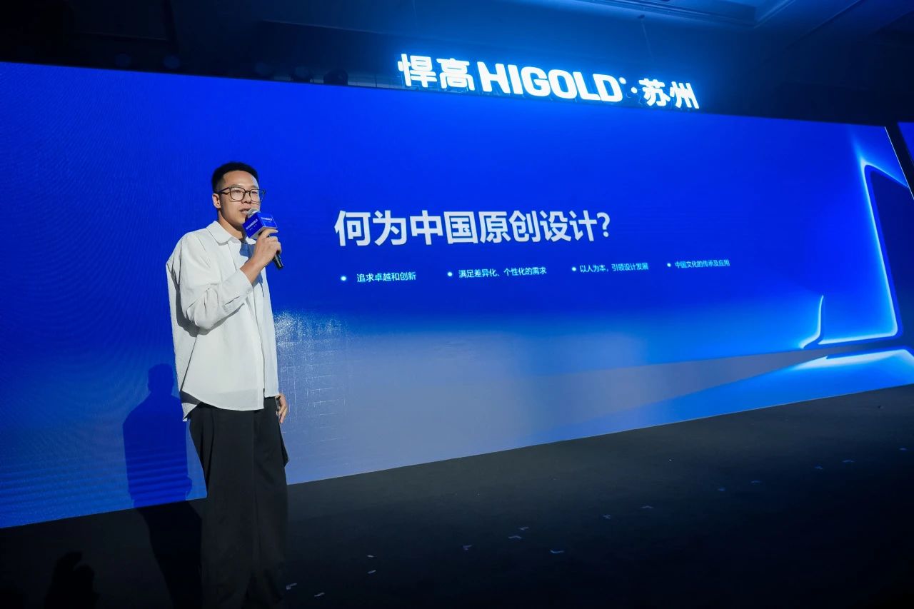 ◎ 金堂奖首席运营总监 黄小灵先生

金堂奖首席运营总监 黄小灵先生，面向现场的诸多来宾及苏州设计业界精英，正式发布“中国原创设计先锋人物榜”项目，详细介绍原创设计先锋榜的立意、赛制、章程、评委团队、全年活动规划等信息。
