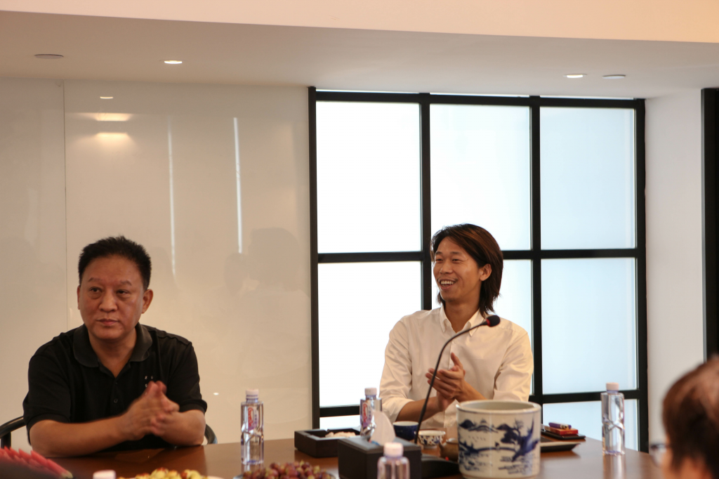 3、如何定义贵族所崇尚的软装设计？



国外的贵族圈层相当于现在中国的财富尖精阶层，他们对居住空间的艺术品位有着非常极致的追求。有人曾说，把一个房子倒过来，掉下来的所有东西就叫做软装。

 

作为一个平面设计师，杜华林对软装有着自己的研究和观点。他认为，现代软装真正强调的应该是自然、轻松、纯朴和崇古，有了这几样元素，这个软装定不会差。