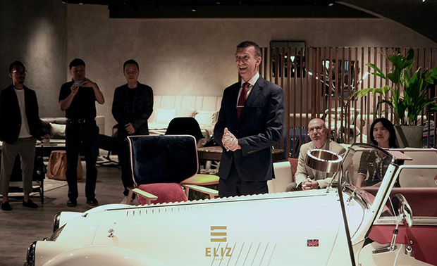 (图片来源:三一国际。BCCT英国商会CEO Richard Stokes-Green)
MORGAN IS FOREVER. 珍藏.永恆.MORGAN.
MORGAN MOTORS COMPANY自 1909 年创立,设计了现在SUPER3的前身MORGAN 3 Wheeler,及 1936 年製底盘MORGAN4-4。该底盘为世界上使用寿命最长的量产车底盘,一路生产至2020年。于此同时,2019 年面临跨时代的MORGAN推出了全新CX强固底盘搭配BMW科技性能的组合,给予了MORGAN品牌全新世代的起点。