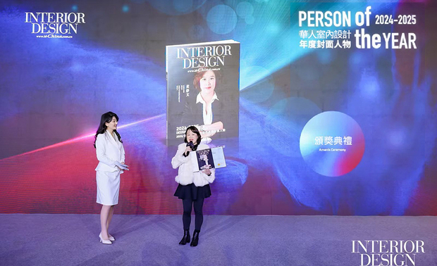 巨设计集团 执行长 黄静文 于2024年间，不仅夺下LONEDON Design Awards、OPAL英国伦敦杰出地产大奖等国际性奖项，更多次亲临北京国际设计週、广州设计週现场，不仅规划交融古今艺韵的精緻样品空间，尽展东方美学的无限可能，更精心筹划内容纷呈多元的演说，令前往参与活动的宾客们及专业人士，见证其对于海内外室内设计市场、业界未来趋势的缜密分析与新颖见解。

如此杰出的竞赛成就，以及积极参与室内设计界的众多重点展览的向上心，使黄执行长一举焕登「室内设计年度封面人物」的无上荣耀，将品牌独到的美学和前瞻创新，深深烙印于本次ID China杂志特辑扉页，名扬国际！
