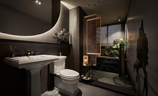 
卫浴
Bathroom

沿用原先的卫浴设置，以低拆除方式做装修，减少环境耗材。选用微水泥涂料，不需拆除牆面即可直接施作，其无接缝特性具防水效用，耐髒污容易清洁，不会有一般磁砖缝隙容易发霉卡垢的问题，且无甲醛因此兼具健康环保。浴缸运用软件植栽佈置，让旧物新生，围塑一片星际绿洲，在如月晕感的圆弧镜面投射下，如奇异梦境氤氲一室。

The original bathroom setup is preserved with minimal demolition, reducing material consumption. Microcement coating is applied directly over existing walls, providing seamless waterproofing and easy maintenance without the grout mold or dirt accumulation issues typical of tiles. Free of formaldehyde, this choice is both healthy and environmentally friendly. In addition, we adorned the bathtub area with soft furnishings and plants, rejuvenating old elements and creating an oasis in the cosmos. An arched mirror with a gentle glow imparts a dreamy and ethereal quality throughout the space.

项目资讯

案名：Wandering the Cosmos
项目类型：单层
项目地址：台湾高雄
设计团队：Pa Sen To八仙果%设计
项目坪数：55坪
主要建材：义大利薄板地砖、超耐磨木地板、波隆地毯、艺术涂料、乳胶漆、艺术进口壁布、摩洛哥冷瓷、防水玻纤壁纸、微水泥、线板拱门、镀钛玻璃拉门、鏽蚀镜、电动帘、木百叶、原装灯具家饰、民族风织品、植栽

Pa Sen To八仙果%设计 
电话：07-588-5306
地址：高雄市鼓山区美术东二路88号3楼
信箱：enarch@enarch.com.tw
网址：https://enarch.com.tw/

OPEN Design动能开启传媒：https://www.openworld.tv/