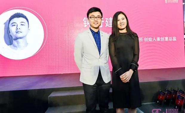 入场嘉宾：壹同创意联合创始人、KIEIN钟行建室内设计师事务所创始人&创意总监 钟行建先生与深圳市微塔空间软装饰设计有限公司创始人、总经理、资深软装设计师 向菲女士共同入场。
