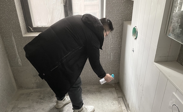 ▲对工地现场消毒
检查消毒完毕后,我们在入户门粘贴封门条,至春节复工后拆除。