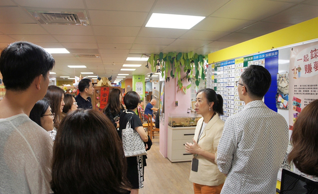 （图）来自全台各地的室内设计师们专注聆听「合好一起铼」的内部讲解，并实际走访部分设施。
