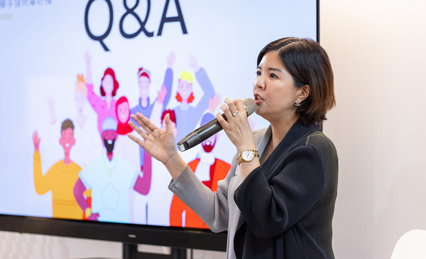 ▲Q&A问答时间，许总监亲自为台下观众分析家宅设计相关疑虑，展现其热心专业的服务精神。
