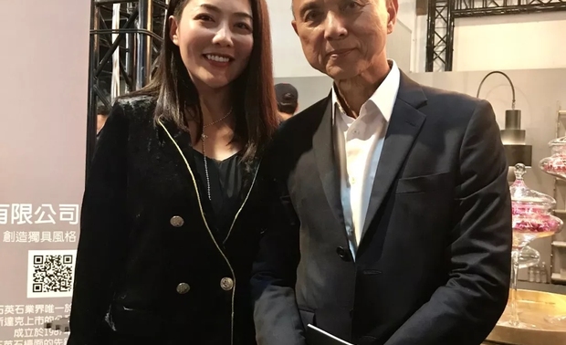 ▲与时尚大师马来西亚Jimmy Choo OBE合影