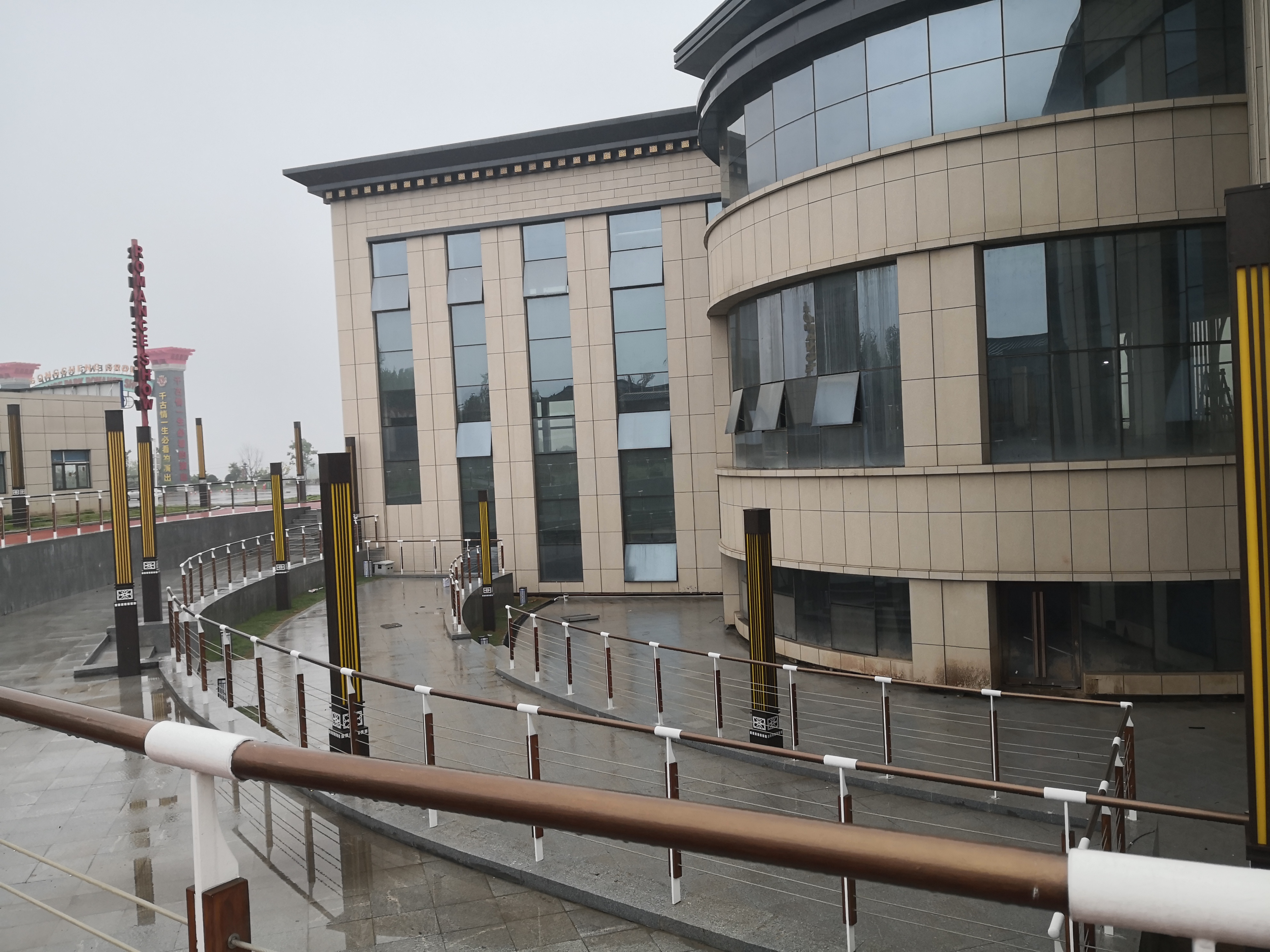 后院下沉式音乐美食广场实景。