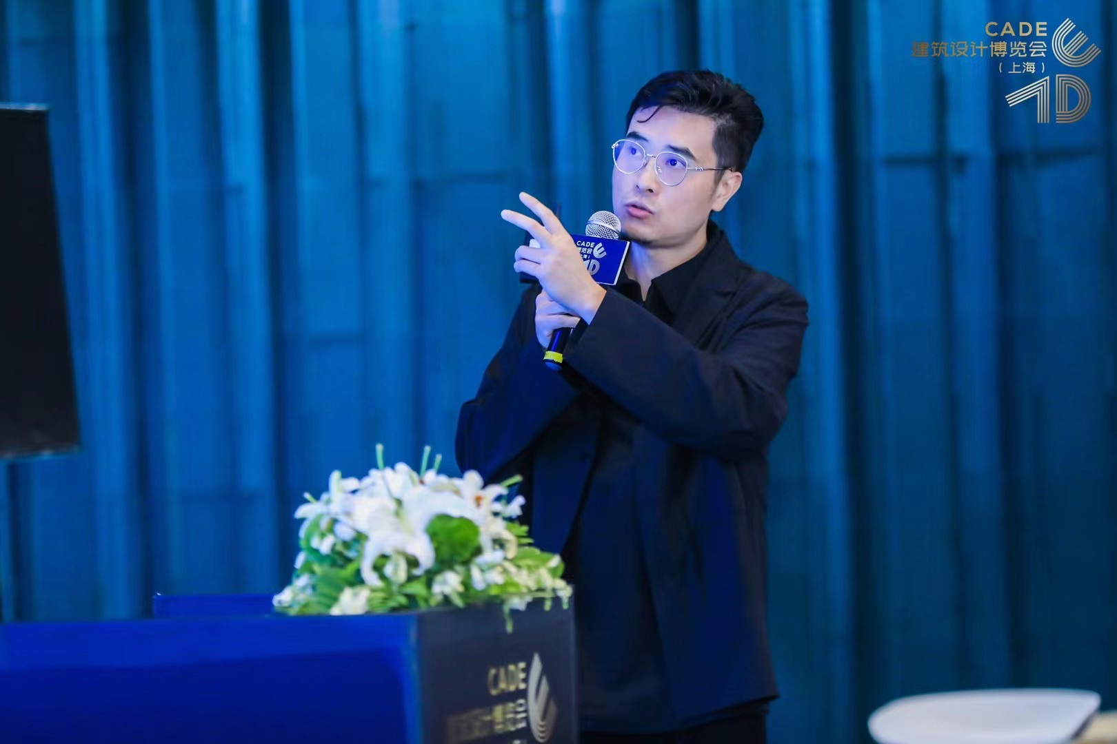 场所即坛城

究竟是人改变了场所，还是场所改变了人，纵横视角的历史轮回、生命运作的本质就是答案。场所是生命的母体，他赋予光、风、水及苍穹；场所的时间性、空间性、因果关系，可以把它理解为微缩曼陀罗（坛城），所以产生了具有新陈代谢的建筑，他呈现了生命演化的文明现象。场所可窥视一方水土的人文精神，新建尊重原有空间格局与肌理，更新让城市记忆与肌理得以尊重与延续，修缮与更新则是激活旧城的灵药。所以一切的建造、营造或再造，其最终的目的都是以在地的人为本。
