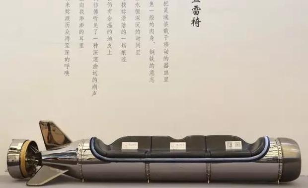 关于火箭椅、鱼雷椅的设计缘由，黄书恒老师笑言“老男人的身形底下，那个小男孩子的心”，随着年龄的增长，反而是追求直觉的，顺从灵感，或者是更快乐，想要去做一些自己喜欢的东西。

另一方面在酒店大堂、接待中心等一些较大体量的空间中，常常很难找到一些具有一定分量、造型独特的家具满足这样大体量空间的需求。