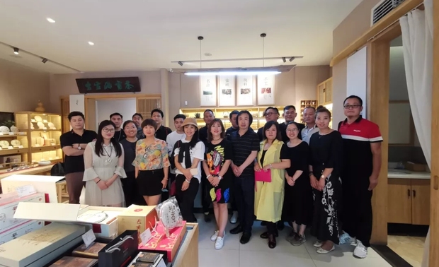 蕉林·茶书屋的创始人是2006年中国百人杰出青年室内建筑师张迎军老师。蕉林生活茶设计，专注于茶行业和文化艺术领域，并为家庭书房、企业茶室、艺术馆等提供全案设计。二十余位设计师相聚蕉林茶书屋，一起品茶、交流、分享。