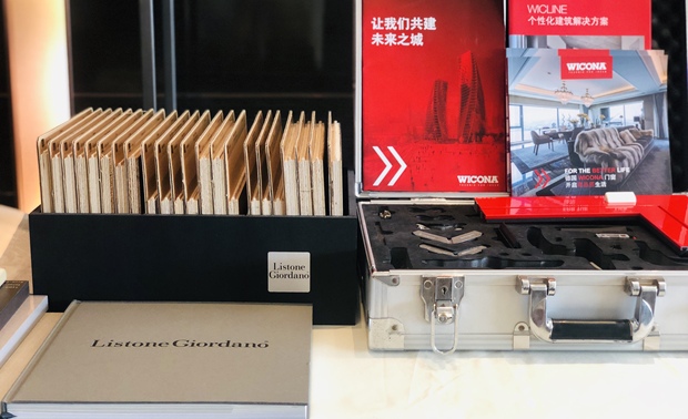 ▲现场布置

如上海外滩，交织繁华显贵与百年文化历史印记的城市核心腹地，醇熟发展至今，已没有更多土地满足少数层峰人士的入主渴求。当代百年声望正盛的鼓楼，对于南京乃至长三角，从来都是身份的象征，每一寸土地皆值得传世。