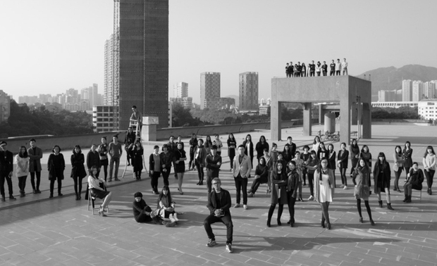 ▲LSDCASA有近百人的团队规模，在重创意、重品质的软装设计公司中不为多见

从公司规模看，LSDcasa除了两层的办公区域，还有正在装修的展厅，100余人的团队。我们都知道，LSD是一个重创意、重品质、同时注重良性商业运作的设计公司.大多数人从作品上不难看出LSD既能有美学的表达也富有文化内涵,并且行业类的人都知道软装的服务和落地多么难，客户的满意度很难实现，而LSD均在这些方面树立了行业的高度和标杆。
LSD一定既满足了对设计的追求，精益求精、力求完美。但又满足了商业的运作和落地。而精益求精最好是小型工作室，机动灵活，以主创设计师为主的小型团队，这样更利于作出具有较高品质，艺术价值的精品设计。
而LSD在满足了设计工作室设计要求的同时，又注重了商业环节中落地执行、商品包装、产品研发等具有服务性和前瞻性的公司化运作。这本身和设计工作室是对立的，但两者结合起来，对于客户的满意度而言又是统一的。一言以蔽之，如果不是“追求极致”，很难想象有人会同时满足艺术与商业两者的高要求。
