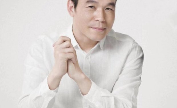 意地筑作设计公司创始人   连志明
金堂奖卓越人物
ESAG Penninghen·法国巴黎高等室内建筑专业 硕士
中国艺术陈设委员会副秘书长
中国建筑装饰协会软装分会专家
A+设计师联盟荣誉顾问
高校室内陈设设计、空间设计专业客座讲师

致力于室内建筑空间的研究，对于各种酒店、展示空间及商业空间的设计有着独特的见解，探寻光与物，空间与人，力学与美学，肌理与色彩之间的关联，强调功能与结构效能，把美学同室内建筑及产品的目的性、材料性能、经济性与建造的精美直接联系起来创作不拘一格，将悠久的中国传统文化与现代时尚元素在作品中融会贯通，并且不断探索当今的生活方式在设计中的表达形式。

团队中的领军人物均是有着国际教育背景及20多年专业经验的资深设计师。致力于生活方式与功能空间的研究，为客户提供室内空间设计、配饰设计、产品设计等全案服务。自组建以来已完成二百余工程设计项目，业务涉及酒店、商业地产及私宅等，与多家地产公司建立了战略合作关系，凭着严谨的专业精神与诚信的服务态度赢得了客户的广泛认可。