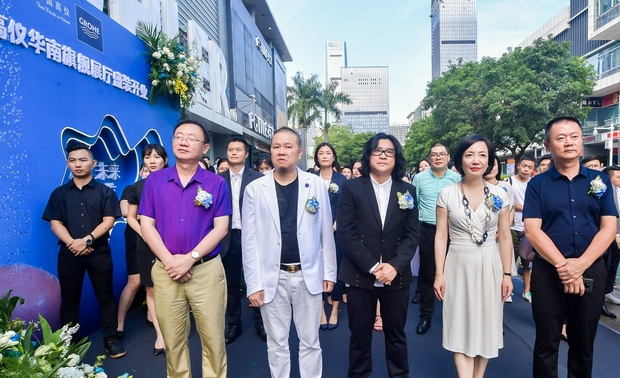 高仪/伊奈/骊住厨房/大中华区董事总经理陶江女士首先为开幕致辞，她坚信德国高仪华南旗舰店的落成将会给深圳的更多消费者带来高品质的生活。