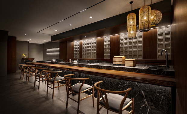 
座位区
Dining Area

用餐区尽头上方悬挂四盏造型各异的竹编吊灯，在大面积的深色空间中，成为由入口向内观看的视觉焦点；烹调区採用檯面式排烟设备，形塑宽敞健康的用餐空间。

Gracefully hung four diverse-shaped bamboo pendant lights at the end of the dining area, creating a striking feature, as one looks inward from the entrance. The cooking area features a tabletop exhaust system, creating a spacious and healthy dining environment.

项目资讯

案名：飨
项目类型：商业空间
项目地址：台湾台北
设计团队：川沃设计
项目坪数：21坪
主要建材：原木、石皮、造型九宫格、手工漆、金属铁件、绣面金属石板

谢旻轩 JASON
川沃建筑＆室内设计事务所　设计总监
电话：+886-2-2651-0035
地址：台北市南港区园区街58巷5号1楼
信箱：chuanwo.design@gmail.com
网址：https://chuan-wo.com/

OPEN Design 动能开启传媒：http://www.openworld.tv/talk/