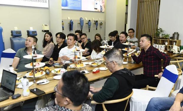 厚川装饰设计总监陈泽关心的是,目前手头5000㎡的酒店项目,需要在115间客户都安排净水设备,适合选择什么样的产品?
有较多商用空间设计经验的佐燃设计中心创意总监甘少斌,则对纳米通的原理非常感兴趣,想了解纳米通与软水机的区别、工作原理等。
还有不少设计师针对净水设备对水质的改善提出疑问,水质变得滑滑的,到底是好不好?净水设备的选择跟居住人口是否有关系?