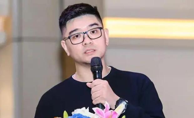 张燊
龍铠装饰
设计总监
张燊把这次主题分享的定在了提升小型店铺的商业价值上,而他对于小型店铺的定义,是面积在30-70㎡,投入成本在20-50万元,改装的投入不大,但业主愿意花比较可观的设计费,来帮助其实现商业诉求。
在张燊看来,要成功改造一家店铺,为其提升商业价值,首先必须进行一系列前期准备工作,包括问卷调查、地域分析等,只有明确该店铺的客户群体后,才能有的放矢进行改造。
紧接着,张燊以其经手设计的三角涌牛角包门店为大家进一步说明。