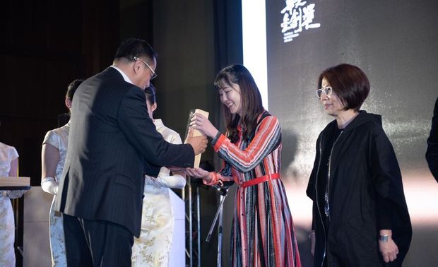 （图）盛装出席的简设计师，本次登台依旧散发自信气势，一次领走两座奖项肯定！