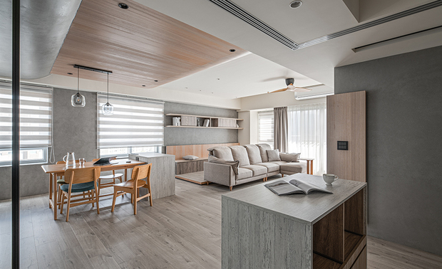 
餐厨区
Kitchen and dining area

餐厅选用透明玻璃吊灯，透过灯罩表现映光的通透质感。因应餐厨区的收纳需求，餐桌旁与厨房拉门交界处，均配置方形系统柜，容纳各种家电用品，并藉其柜体檯面添增备餐空间。

We install transparent glass pendant lamps to transmit brilliant lighting. Then, set up square system cabinets adjoin the dining table and adjacent to the kitchen sliding doors to meet the needs of laying various domestic appliances, and the tops of the cabinets can serve as outstretched spaces for preparing meals.
