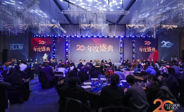 本文部分图、文取自Interior Design China官方微信、OPEN编辑部撰写
2024年1月23日,Interior Design China于北京三里屯洲际酒店举行年度盛典,邀请到200馀位设计师及各方来宾,共同回顾2023年室内设计圈的丰硕成果。其中含括「IDAI设计助手发布」、第四届「室内设计新星大赛」、2023-2024「年度品牌影响力人物」以及2023-2024「中国室内设计年度封面人物」等颁奖典礼,共六场的精彩盛宴,充分展现了当代华人设计界的坚强实力。
由Interior Design China主办的「中国室内设计年度封面人物」,每年都会嘉奖数位对室内设计业界具有出色贡献,兼具实力与社会担当的优秀设计师,至今已迈入第20届,并长期受到广大设计师们的关注与支持,成为业内的指标项目之一,也是产业发展历程中不可忽视的强大推动力。