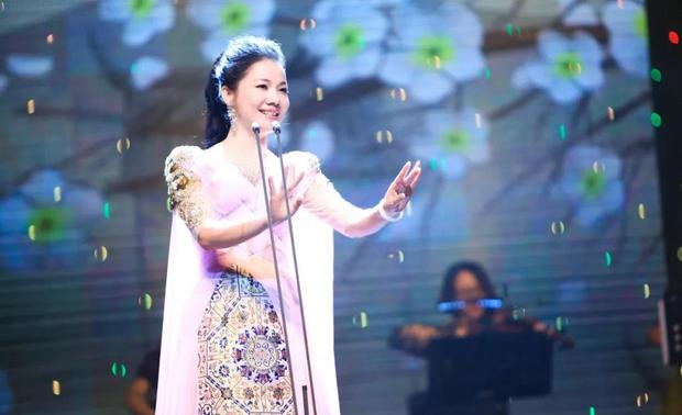 方若非女士广州大剧院独唱音乐会
新浪地产设计:从音乐到设计,作为一位跨界艺术家,您觉得跨界的身份对您做室内设计的职业生涯有什么影响?
方若非:我个人觉得跨界的这个身份对我做室内设计的影响是非常大的,而且非常有价值。我认为在做软装设计的时候,空间的营造和设计必须要有情感的交流、要讲究韵律和节奏、同时也需要营造对话与交流的故事与情景,这跟音乐有非常多的相通之处。同时做软装设计对一个人、一个团队的审美高度和综合素养的要求非常高,有了对多种艺术的体验和学习,做起软装设计和实现,也会更加得心应手。
另一方面,我认为跨界会带来更加开阔的视野和思路,让我在思考设计这个话题时,不会从单一维度去思考,而是站在更高的战略高度上去定位这个问题,用比较系统的方法去做创新。
新浪地产设计:您去年在广州大剧院举办个人音乐会,作为设计师,再一次回到音乐人的身份,这其实很需要勇气。
方若非:叔本华曾说过,一切艺术都希望达到音乐的状态,这些年,我深刻地感受到,音乐艺术对我设计生涯的成长和帮助是相当大的。这场音乐会在魅无界五周年之际举办,事实上,我衷心希望通过这样一场有意义的活动,有机会回过头去,以音乐的方式总结我们走过的历程。
新浪地产设计:作为跨界艺术家,您如何看待音乐与设计?
方若非:音乐是空气的诗章,软装是空间的灵魂。艺术的思维是相通的。音乐与设计,理相通而意相近。音乐讲究声情并茂,而设计研究点线面的空间比例、色彩搭配、情感铺排和气氛渲染。