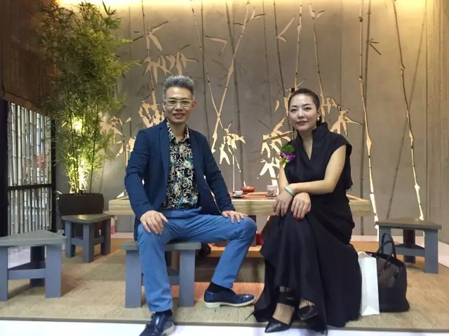 ▲著名设计师、艺术家洪忠轩先生（左）在《竹·语·茶》空间与梓晴交流合影