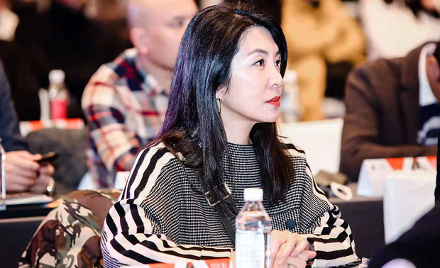 （图）在热烈的演讲过后，来到了今日的重磅环节，顶峰设计奖颁奖盛典。担任颁奖嘉宾之一的廖韦强总监，偕唐林设计陈执行长连袂出席，参与这场年度盛事。