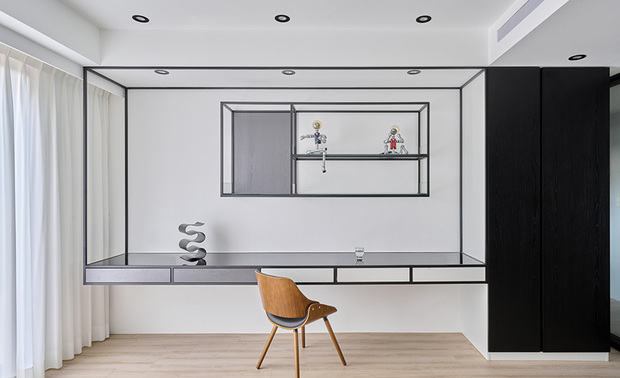 多功能室
Multi-functional room

多功能室结合书房与视听功能，入口处以黑框玻璃拉门简易划分区域，并于进门左侧装饰磁性黑板，让孩童能在此处绘画嬉戏，进入室内，精緻的悬空铁件书桌搭配置物柜面的漆黑色块，于纯白立面勾勒雅緻景色。

We set up a multi-functional space to serve as a study and a playroom and slightly separated it from other areas with black-framed glass sliding doors. Install a magnetic blackboard for the children to draw and play games. In addition, mount a delicate suspended metallic desk and match it with an inky storage cabinet door, artfully adding a tasteful touch to the white-colored interior facade.
