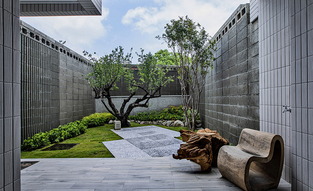 (图)发想源自于「安藤忠雄 4×4House」概念,将生态建筑设计原则:风、光、景、绿带入其中,户户门前种植 3 楼高的光腊树,替白色及黄色的建筑体增加一抹绿,让外观呈现出更柔和的美感。
公共建筑景观类
获奖者:晨祯营造股份有限公司
作品:晨祯营造企业总部大楼